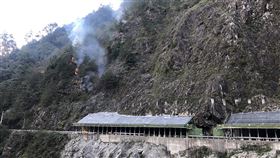 中橫便道邊坡火警  天色漸晚林務局派員監控台中市和平區台8臨37線便道17.3K明隧道附近邊坡，11日下午起火燃燒，消防局獲報到場，但因天色漸暗，且燃燒點過高無法灌救，已先行撤離；由於是林務局所轄林班地，後續由林務局接管處理，目前有2名人員在現場監控，預計12日上午再由林務局救災人員繼續搶救。（民眾提供）中央社記者郝雪卿傳真  110年12月11日