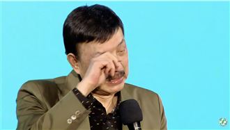 公投晚會獻唱　余天淚灑舞台