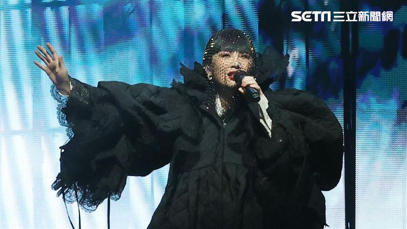 魏如萱開場就失誤　拿分貝機搜集吶喊