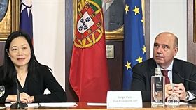 2021年台灣葡萄牙貿易投資交流會  駐葡代表致詞駐葡萄牙代表張俊菲（左）與葡萄牙工業協會副主席裴斯（右）10日於「2021年台灣葡萄牙貿易投資交流會」致詞，張俊菲籲請葡萄牙支持台歐盟雙邊投資協定的推進，以達成民主國家的合作目標。（駐葡萄牙代表處提供）中央社記者曾婷瑄巴黎傳真  110年12月11日