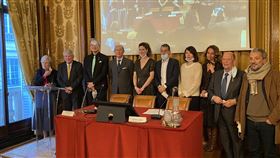 法國海外科學研究院  2021優秀著作作者頒獎典禮法國海外科學研究院10日舉行優秀著作作者頒獎典禮，台灣學者李如玲（右4）獲得設立於1976年「路易．馬林伉儷獎」。駐法代表吳志中（左3）受院長聖保羅（左4）之邀出席觀禮。（駐法代表處提供）中央社記者曾婷瑄巴黎傳真  110年12月11日