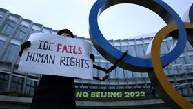 西藏學生與奧運五環鏈在一起 籲國際抵制北京冬奧（圖／翻攝自歐洲西藏青年協會臉書）