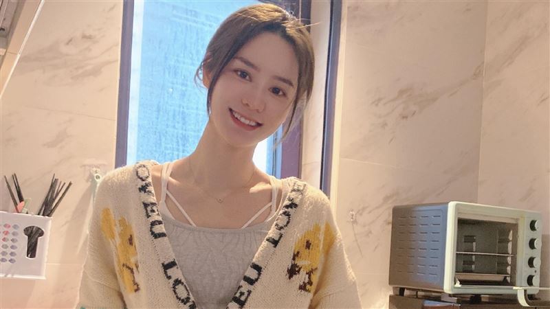 辣模嫁80億歌王　炫富被抓包穿盜版