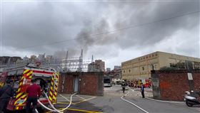 雙北停電、跳電　萬隆變電所傳爆炸聲「黑煙狂冒」　消防車出動　最新畫面曝光（圖／民眾提供）
