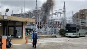 雙北停電、跳電　萬隆變電所傳爆炸聲「黑煙狂冒」　消防車出動　最新畫面曝光（圖／民眾提供）
