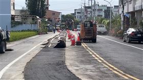 南投市中興新村南新路，20年未重鋪，鋪好施工隔天凹陷，居民罵翻，台電回填材料(圖/翻攝畫面)
