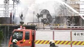 台北市萬隆變電所驚傳爆炸，警消出動大批人車到場灌救。（圖／翻攝畫面）