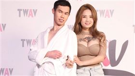 鄧佳華化身實習男優出席記者會，並由AV名師Jacky傳授技巧。（圖／記者邱榮吉攝影）