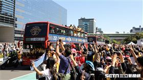 ▲中信兄弟封王遊行，車隊從臺中市政府出發。（圖／記者劉彥池攝影）