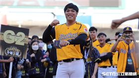 ▲中信兄弟外野手陳子豪和球迷同樂。（圖／記者劉彥池攝影）