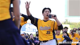 ▲中信兄弟外野手詹子賢和球迷同樂。（圖／記者劉彥池攝影）