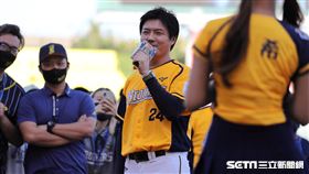 ▲中信兄弟總教練林威助和球迷同樂。（圖／記者劉彥池攝影）