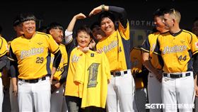 ▲台中市長盧秀燕出席中信兄弟封王慶祝儀式，和總教練林威助比愛心手勢。（圖／記者劉彥池攝影）