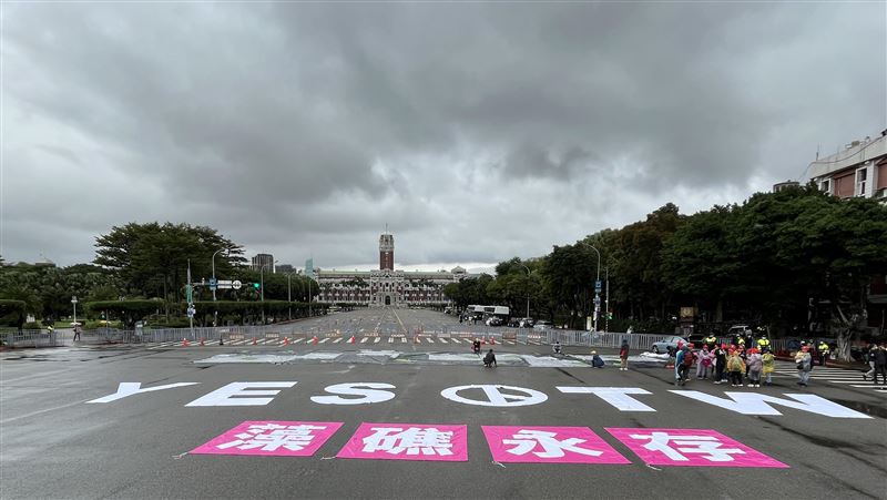 秋鬥遊行　環團凱道排字「藻礁永存」