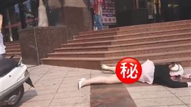 短裙妹下樓慘摔！丁字褲絲襪全走光　老司機揪細節：故意的（圖／翻攝自爆料公社公開版）