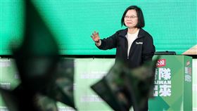 號召台灣隊站出來　蔡總統三重為公投宣講（1）距離4大公投案投票僅剩7天，總統蔡英文11日晚間到新北市三重綜合運動場出席公投說明會，親自向民眾陳述為何應該投下4個不同意，蔡總統進場時受到熱烈歡迎。中央社記者吳家昇攝　110年12月11日