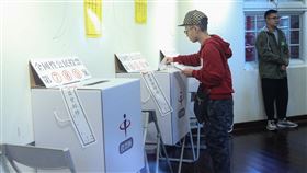 九合一選舉併公投　民眾投公投票2018年九合一選舉與10案公投24日在各投票所舉行投票，民眾在公投案票匭前投票。中央社記者謝佳璋攝　107年11月24日