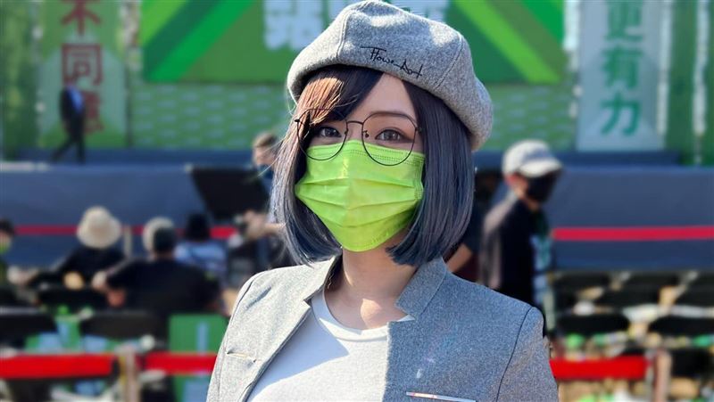 郭鬼鬼穿火辣正派服嗆酸民：我爸開心