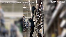 去大賣場時硬要拿最高最高的貨品。（圖／AP／Caters News／@dmitry_kuznecow授權）