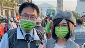 郭鬼鬼12日晚間再度貼出自己跟多名民進黨公職合照，她透露，自己收到爸爸的任務到公園讓大家拍照。（圖／翻攝自郭鬼鬼 Angela粉專）