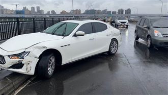 海神雨天打滑撞小黃　網：在那邊耍帥