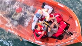 中國輪船進水沉沒！14船員全落海　救難員撈起9具遺體　圖／翻攝自央視微博