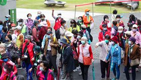 疫情平穩  國旅復甦團客回流（1）國內COVID-19疫情平穩，國旅逐步復甦，18日台北近郊景點可見旅遊業者帶著整團的旅客出遊。中央社記者王騰毅攝  110年11月18日