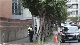 美國學校遭威脅  警方加強巡邏（3）台北美國學校12日驚傳遭威脅，有人在網路社群上揚言要在校內開槍，校方已向警方報案且將緊急停課一天。轄區警方除與台北美國學校建立即時聯繫機制外，13日也加派警力維護校園周邊安全。中央社記者吳家昇攝  110年12月13日