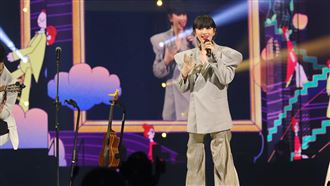 史上第一人　金曲歌后台上唱到睡著了