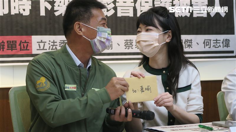 男綠委挺高嘉瑜修法　他親贈卡片打氣