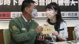 男綠委挺高嘉瑜修法　他親贈卡片打氣