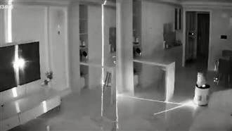 喵皇坐清淨機夜出巡　自帶特效網笑翻