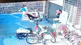 苗栗卓蘭，13歲女學生，收棉被，翻女兒牆踩遮光罩，破洞，2樓摔1樓，驚險 (圖／翻攝畫面)