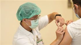 接種疫苗/打針(亞東醫院提供)