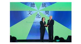 ▲中華文化總會會長蔡英文總統親頒第11屆總統文化獎（圖／中華文化總會提供）