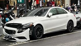 C300車頭撞爛！卻停路邊1個多月　網一看吐原因笑翻。爆廢公社二館