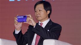 雷軍遭爆年薪百億　小米：股權分紅將做公益針對董事長雷軍（圖）遭爆去年薪酬人民幣近百億元，小米集團10日公告稱，該薪酬是B類普通股股票，是公司對雷軍所作貢獻的回報，他並未售出，而且先前已承諾將全數捐贈用於公益。（中新社提供）中央社　108年4月10日