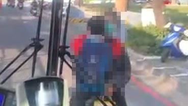 上不了車暴走　台中父抱子肉身擋公車