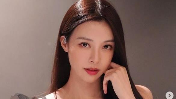 薄紗馬甲太性感！鋼琴女神一轉身全露