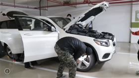 ▲換臉賣A片的百萬YT網紅小玉(朱玉宸)，其使用的賓士GLC300休旅車被拍賣。開始拍賣前，開放參與競標民眾檢視，拍賣過程相當激烈，最後由一賴姓男子以195萬餘元得標。（圖／翻攝畫面）