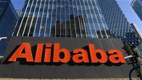 阿里巴巴傳負面新聞  官媒痛批中國電商巨頭阿里巴巴集團去年起遭官方反壟斷調查，在媒體上已不若過往意氣風發，最新傳出有主管性侵女員工，官媒人民日報旗下的新媒體帶頭圍剿其企業文化。圖為去年12月阿里巴巴集團北京總部大樓外觀。（中新社提供）中央社  110年8月9日