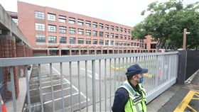 美國學校遭威脅  警方加強巡邏（2）台北美國學校12日驚傳遭威脅，有人在網路社群上揚言要在校內開槍，校方已向警方報案且將緊急停課一天；為確保學校安全，士林分局全面提升警戒，並編排專責警力到學校周邊維安。中央社記者吳家昇攝  110年12月13日