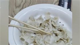▲吃了100顆餃子卻不吃皮只吃料，讓餐廳老闆氣到炸。（圖／翻攝自澎湃新聞微博）