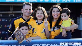 ▲中信兄弟投手教練佛斯特全家福。（圖／記者劉彥池攝影）