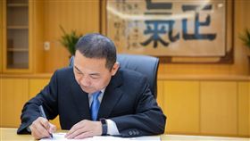 新北市長侯友宜今（13）天晚間在臉書寫下《我對公投的看法》長文（圖／翻攝自侯友宜臉書）