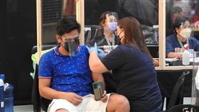 菲律賓民眾接種COVID-19疫苗馬尼拉當局力衝COVID-19疫苗接種率，但遇上注射器供應短缺，菲律賓近日隱然出現注射器短缺危機。圖為菲律賓民眾接種疫苗，攝於10月15日。中央社記者陳妍君蘇比克灣攝 110年12月13日