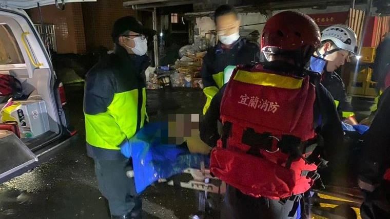 烏石港漁筏撞消波塊翻覆　1死1輕傷