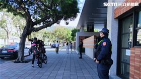 士林分局改派制服警員至美國學校門口站崗。（圖／翻攝畫面）