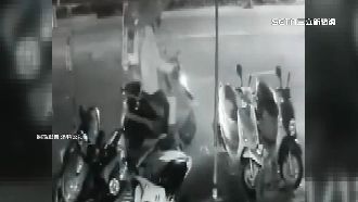 自摔撞倒3機車　婦裝沒事「棄車逃」