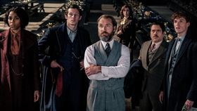 鄧不利多（中）號召奇獸飼育學家紐特斯卡曼德（右），率領魔法師與麻瓜執行危險任務。（圖／華納兄弟提供）